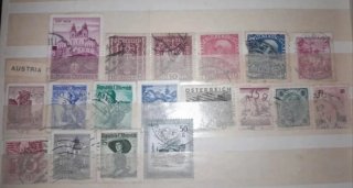 Álbum clasificador con más de 200 sellos del mundo