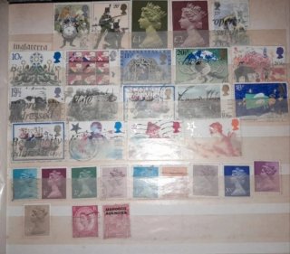 Álbum clasificador con más de 200 sellos del mundo