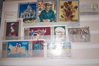 Álbum clasificador con más de 200 sellos del mundo