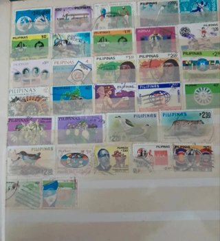 Álbum clasificador con más de 200 sellos del mundo