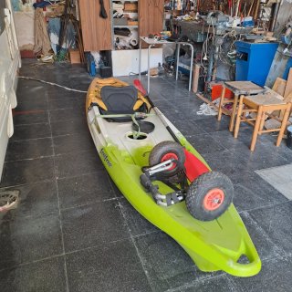 Kayak amarillo y verde con aletas