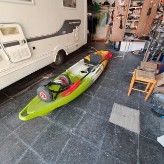 Kayak amarillo y verde con aletas