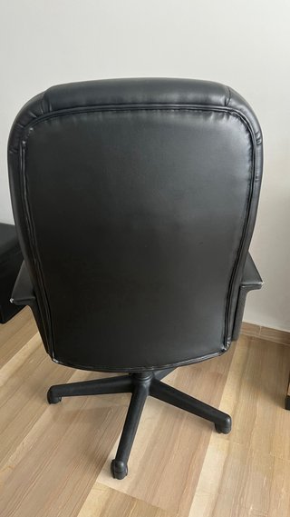 Silla de escritorio negra ajustable