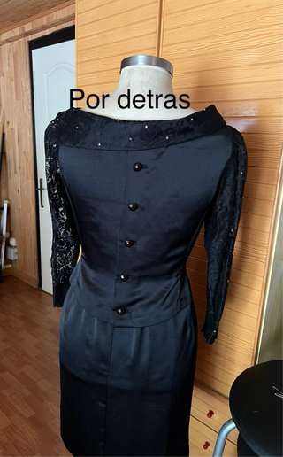 Vestido negro elegante con encaje