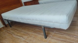 Conjunto de colchón, somier de láminas y cabecero.