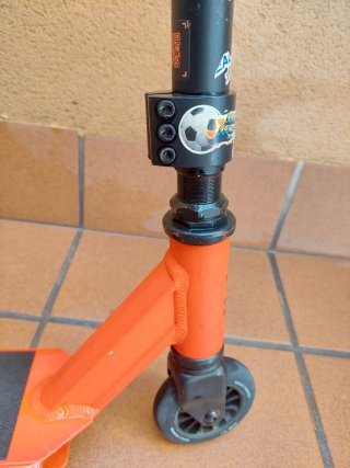 Patinete naranja