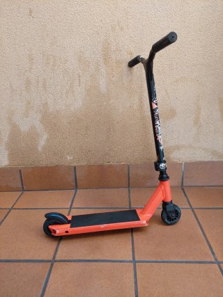 Patinete naranja