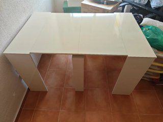Mesa extensible blanca de madera