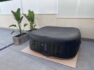 Jacuzzi exterior hinchable
