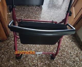 Andador plegable con asiento y cesta
