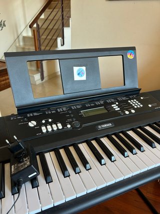 Teclado Yamaha con soporte
