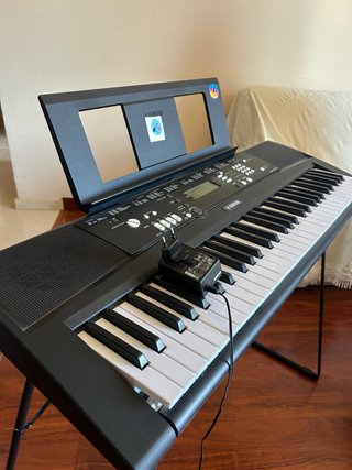 Teclado Yamaha con soporte
