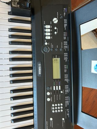 Teclado Yamaha con soporte