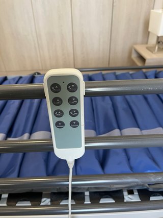 Cama articulada tipo hospital