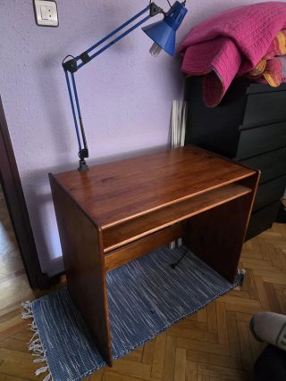 Mesa estudio madera roble con lámpara azul