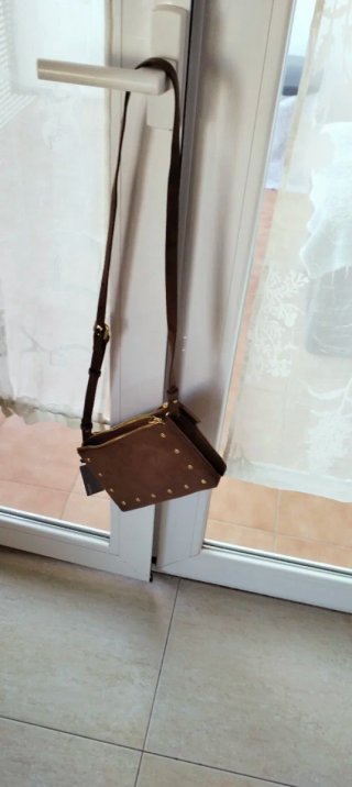 Bolso piel marrón tachuelas sin estrenar