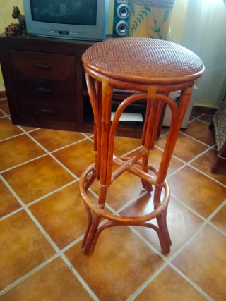 Taburete de ratán