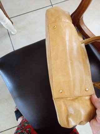 Borsa in pelle beige con dettagli oro