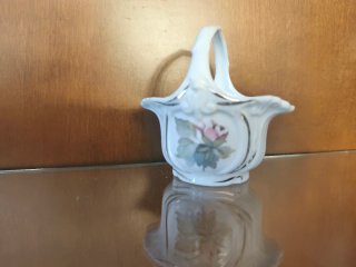Jarrita de porcelana con rosa