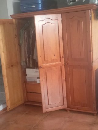 Armario madera pino 3 puertas en excelente estado