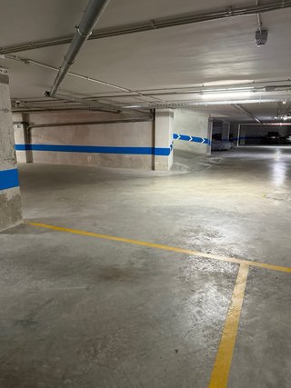 Amplia plaza de garaje para coche y moto