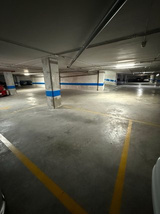 Amplia plaza de garaje para coche y moto