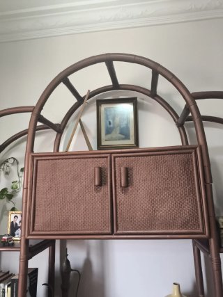 Mueble de bambú marrón estilo madera