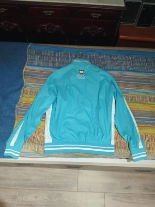 Cazadora fina azul celeste y blanca