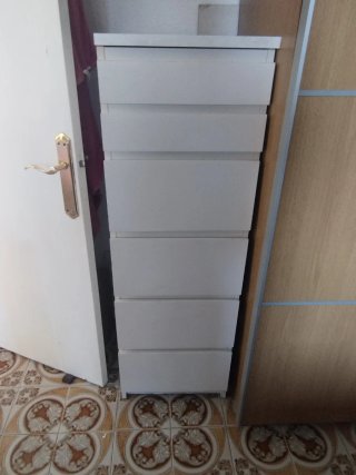 Cómoda de plástico beige y blanca