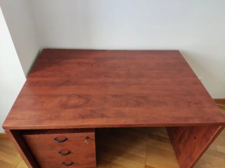 Escritorio madera maciza con cajonera