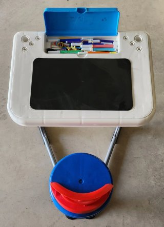 Scrivania e sedia gioco per bambini