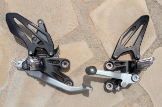 Reposapiés Yamaha R7 2021-2025