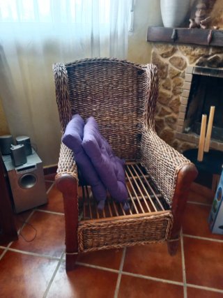 Sillón de ratán y madera