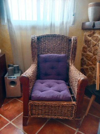 Sillón de ratán y madera
