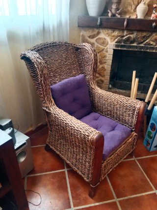 Sillón de ratán y madera