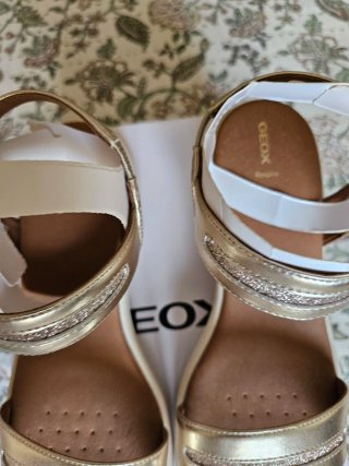 Sandalias Geox doradas y blancas talla 41