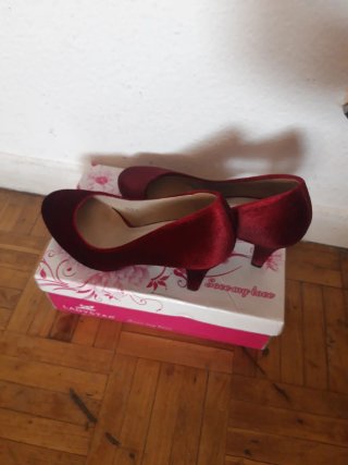 Zapatos de tacón rojos