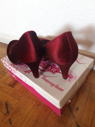 Zapatos de tacón rojos