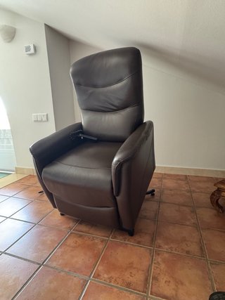 Sillón reclinable de cuero marrón movilidad