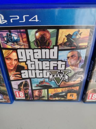 PlayStation 4 con 1 TB,2 mandos,5 juegos y cascos.