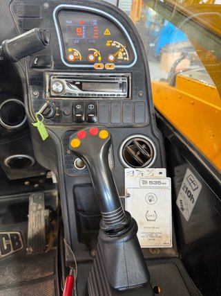 JCB 535-95 con matrícula y AC