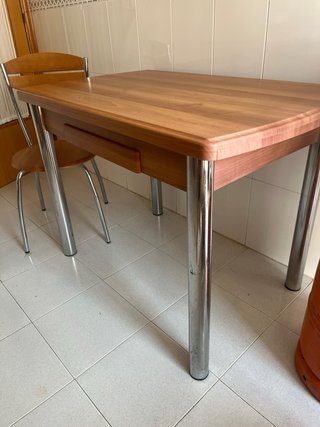 Mesa de cocina madera y metal y 2 sillas