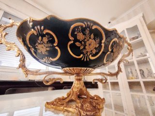 Elegante centro de mesa en porcelana y bronce