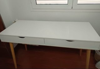 Escritorio blanco con cajones y patas de madera