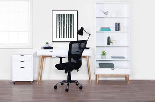 Escritorio blanco con cajones y patas de madera