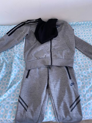 Chándal Nike gris y negro