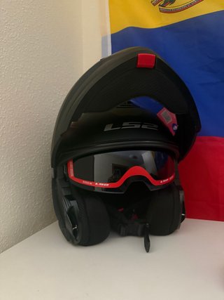Casco de moto LS2 negro con gafas