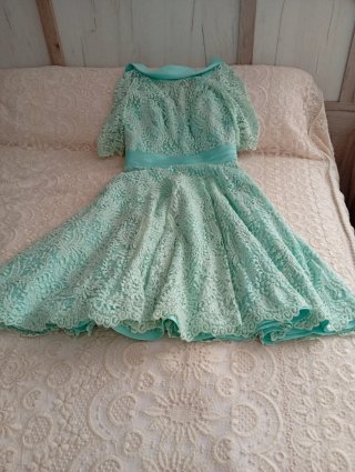 Vestido fiesta verde aguamarina de encaje.