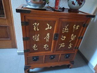 Mueble Chino Madera con Detalles Dorados