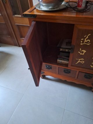 Mueble Chino Madera con Detalles Dorados